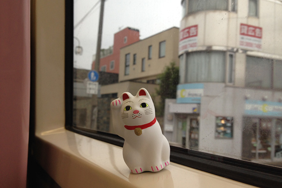 ▲招き猫と車窓から