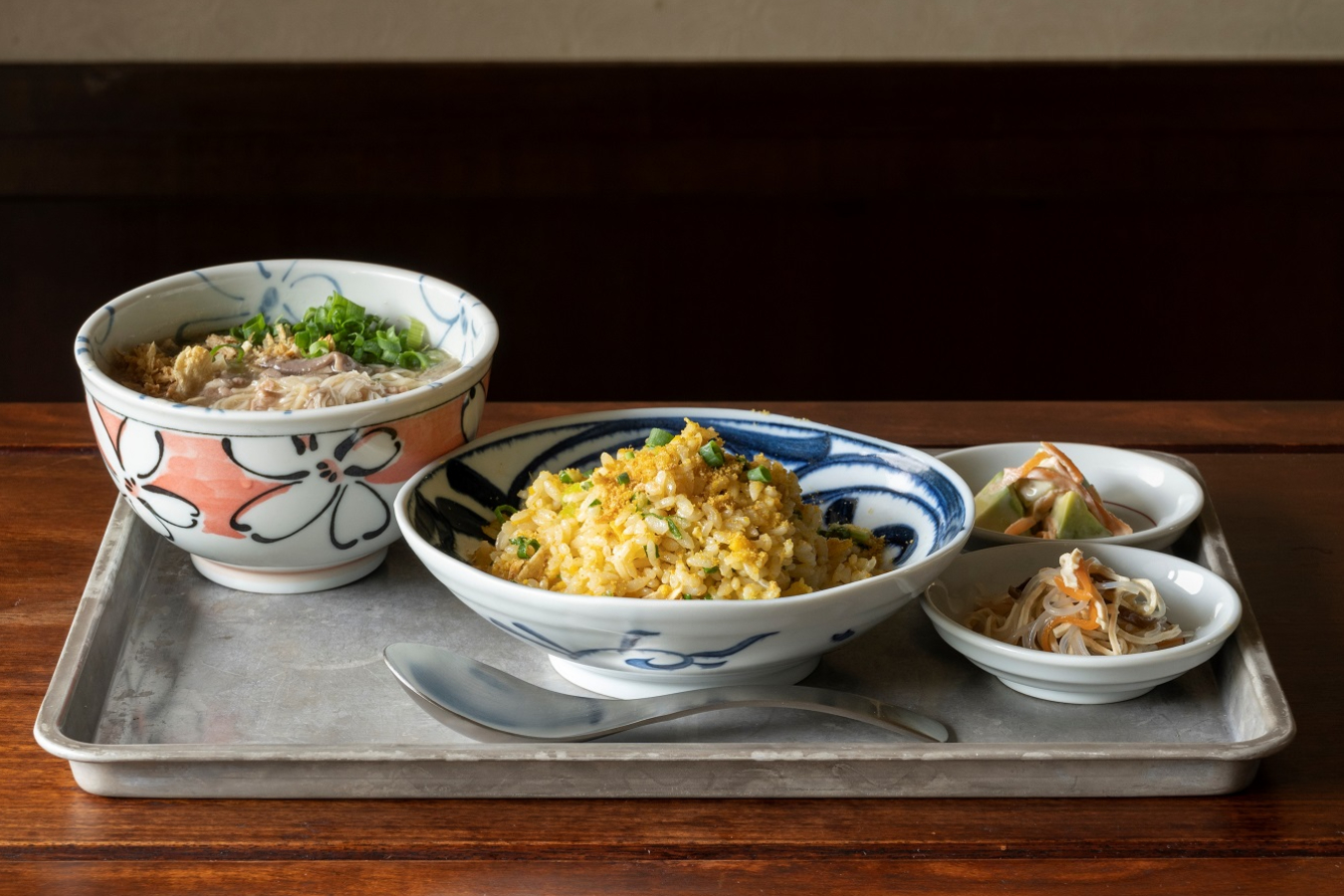 ▲「カラスミ炒飯と麺線のセット」(1,320円)。セットには数種類の小鉢の中から2種類を選べる