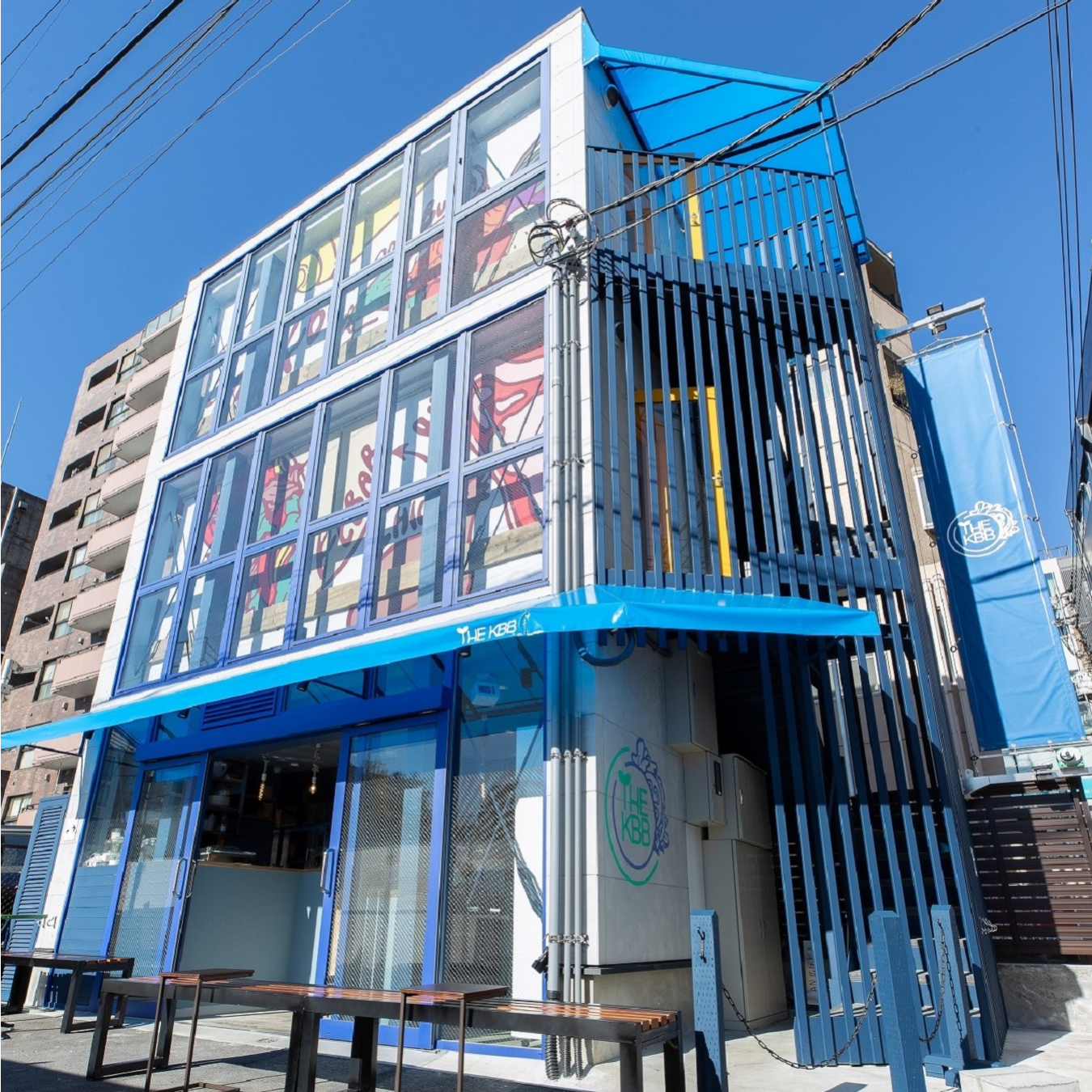 ▲現代アート作品を彷彿とさせる店舗外観