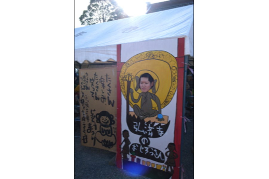 ▲折角だったのでお坊さんにシャッターを切ってもらったところ、
何だか有り難い感じの青い光が。
