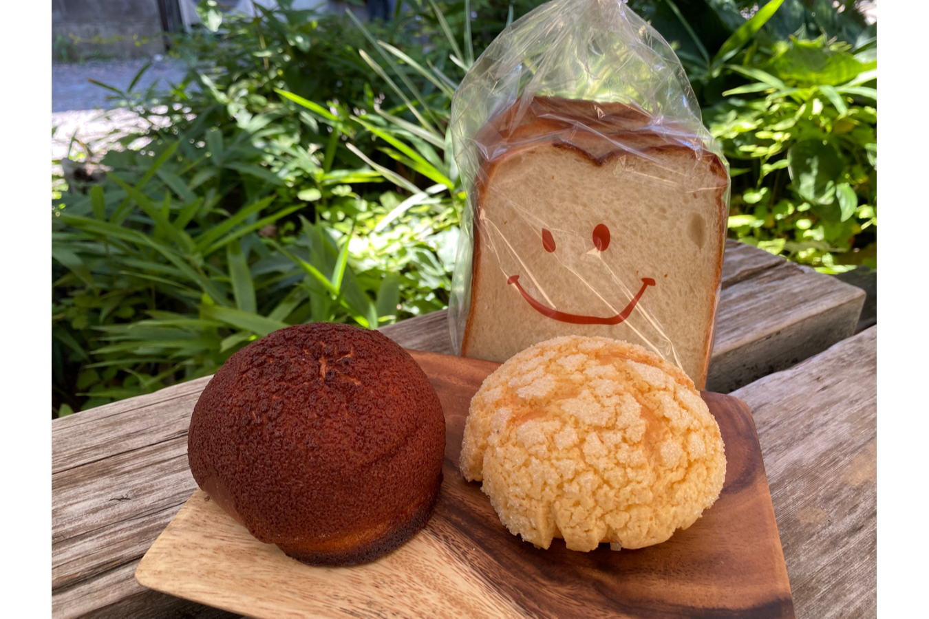 ▲人気トップ3@テラス。左手前「お味噌のパン」、右手前「ブリオッシュメロン」、奥「絹のなめらかプレミアム食パン」
