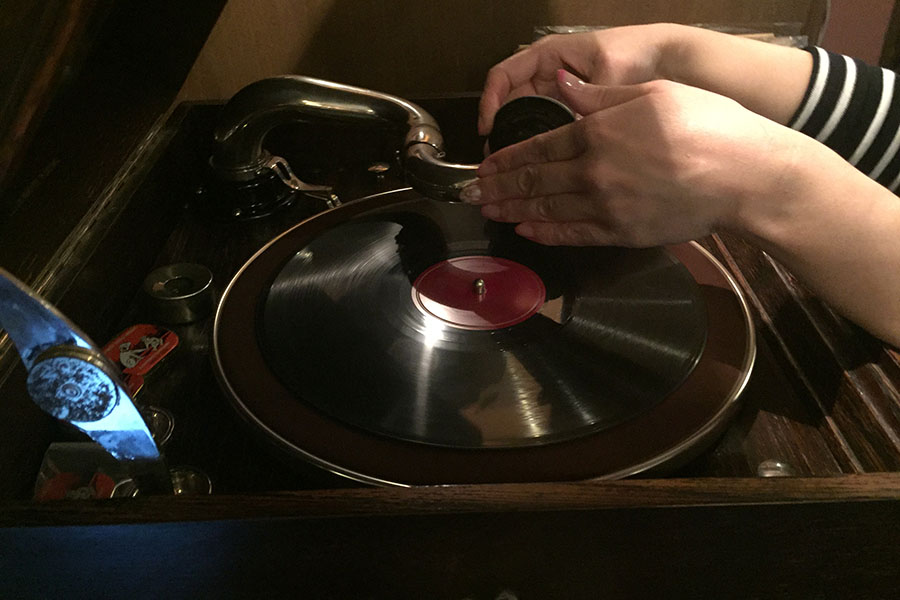▲アナログレコードは聴いたことがあるが、蓄音機は初めての体験