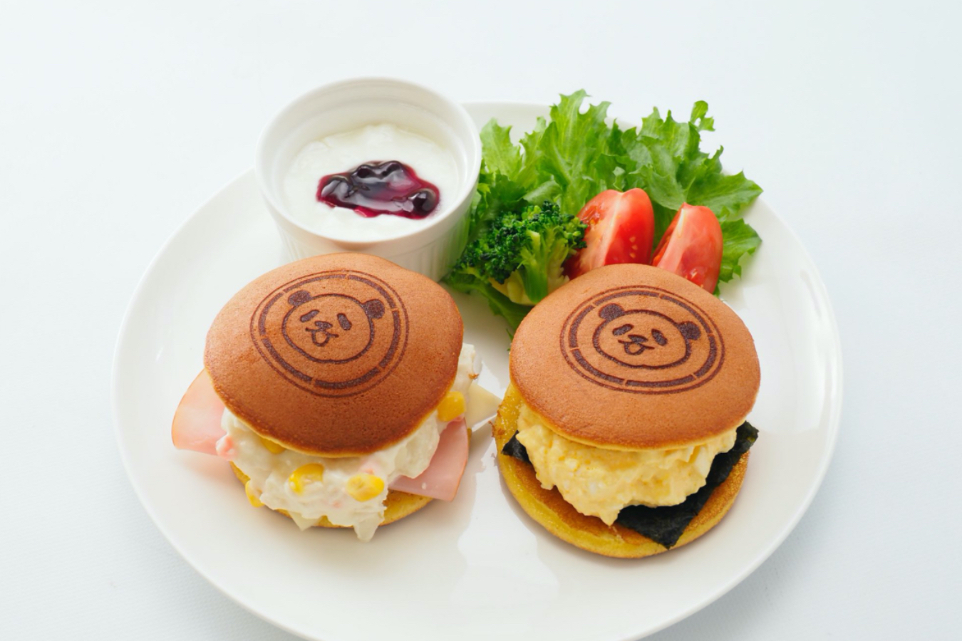 ▲「パンダどら焼きプレート」(1,320円)。ポテトサラダ、ハム、たまごなどをパンダの焼き印のどら焼きでサンド