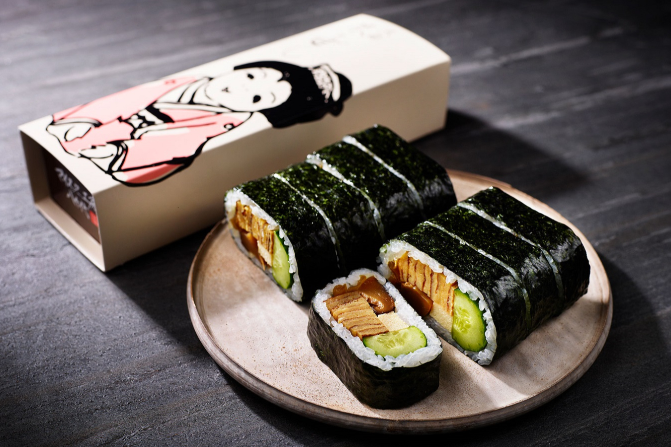 ▲「天船巻きずし」(1本1,200円)。完成品のパッケージには巻いたスタッフの名前シールが貼られており、根強いファンからは「〇〇さんが巻いた寿司がいい」と指名買いする人もいるほど
