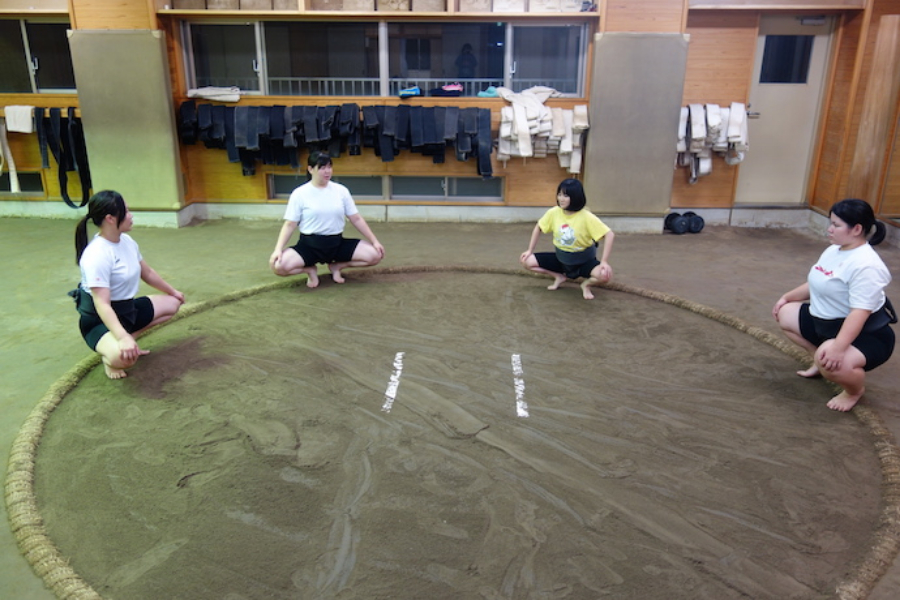 ▲練習が終わったら「蹲踞(そんきょ)」のポーズをして黙想をする