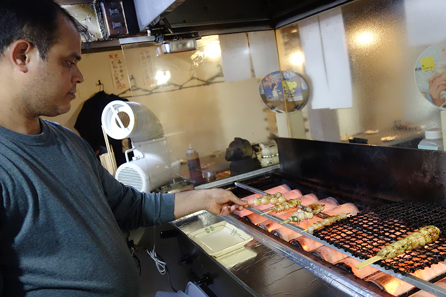 ▲肉を切ることから始めて、串に刺し、焼けるようになるまで、何カ月もかかる