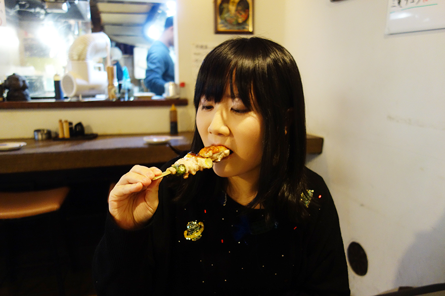 ▲ねぎまの一口目を食べます