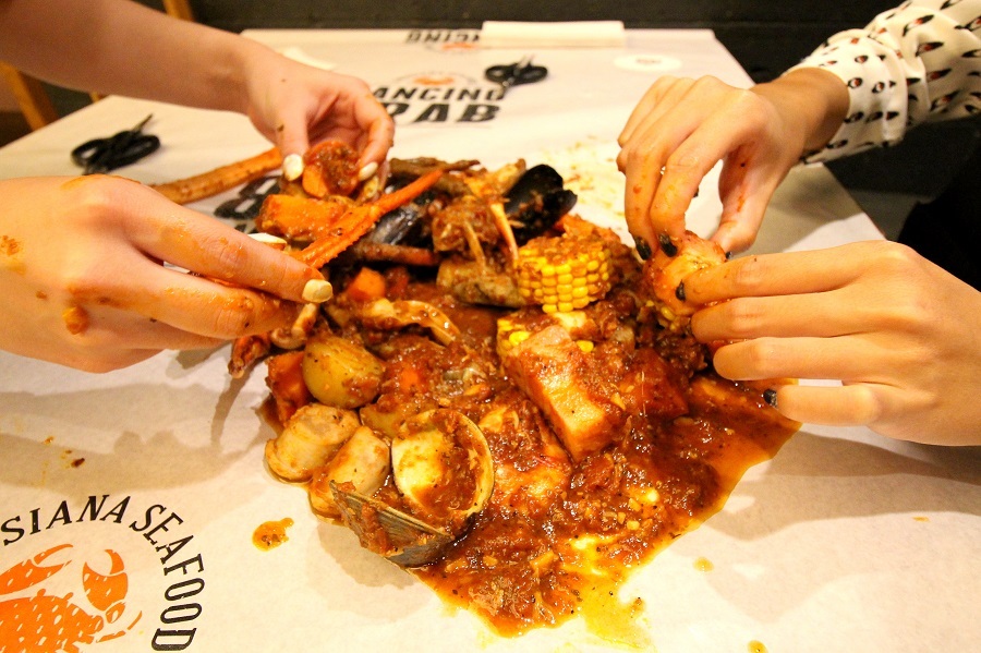 新宿 カニやエビを手づかみで シーフード Dancing Crab東京 レッツエンジョイ東京