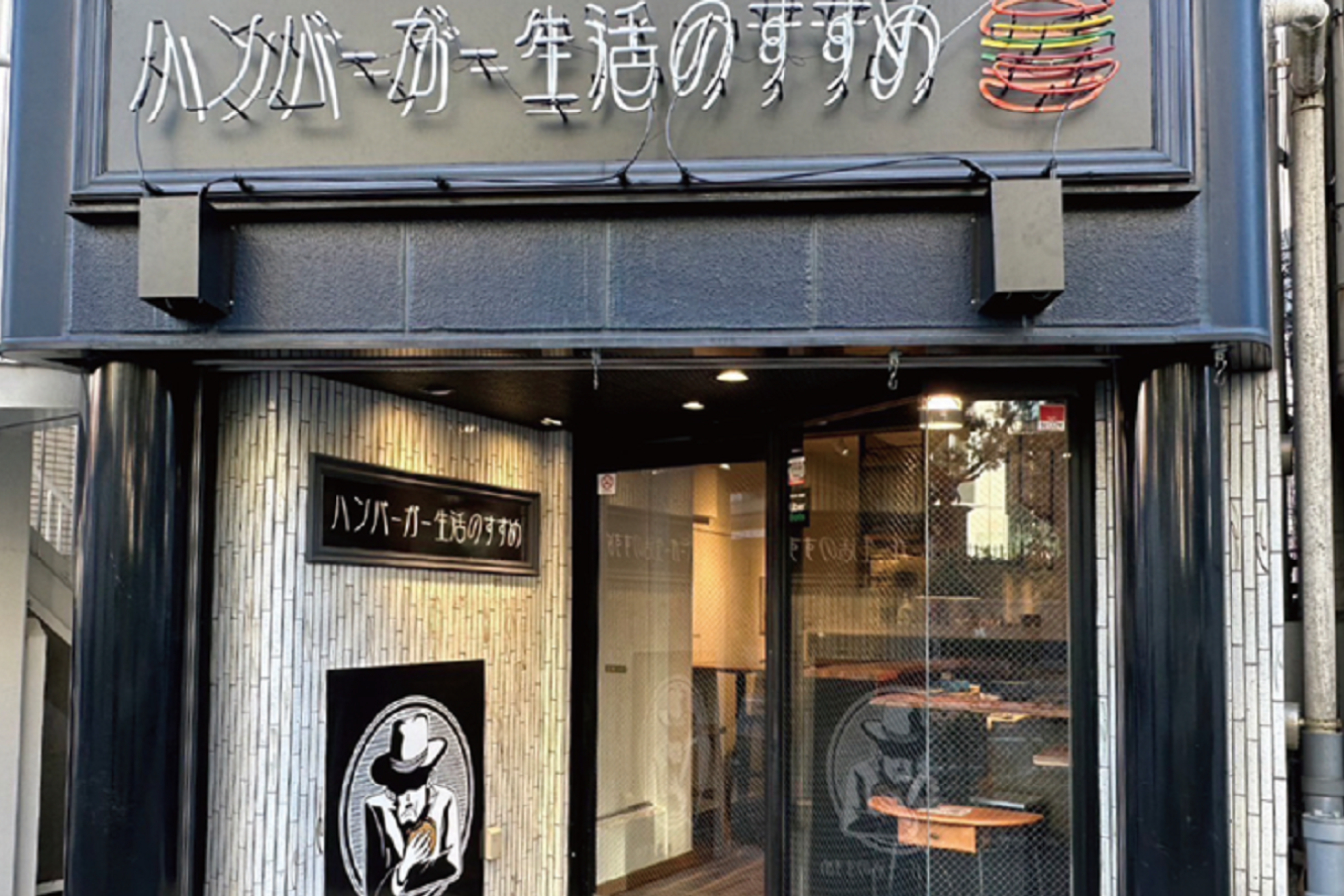 ▲店舗は「慶大正門前」交差点からすぐの場所にある