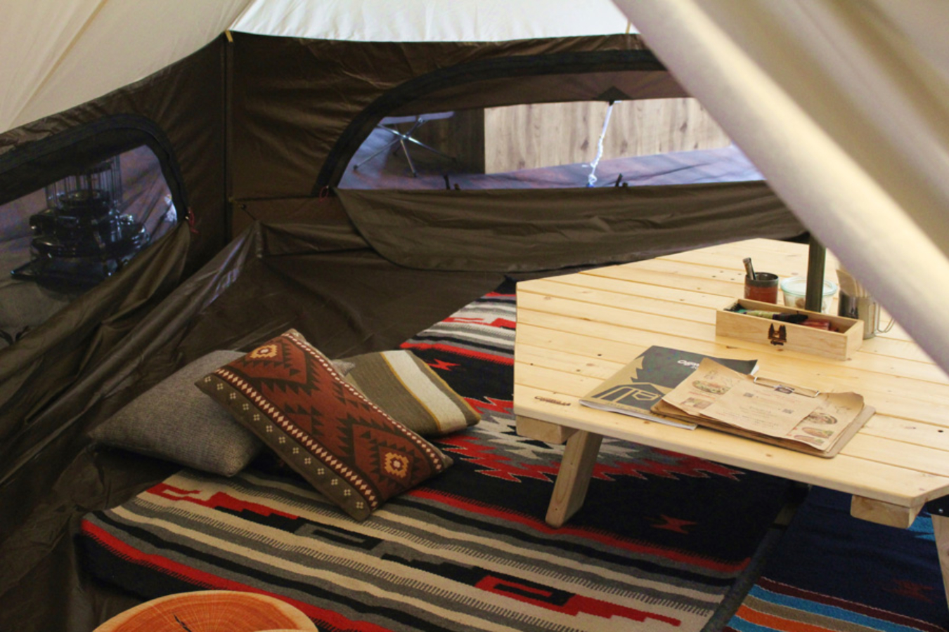 室内テントでゴロゴロしながらキャンプ飯 ココどこ って聞かれちゃう話題のカフェが雰囲気良すぎ レッツエンジョイ東京