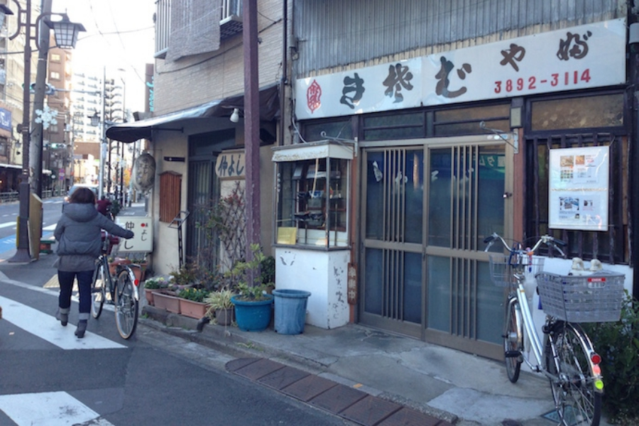 ▲道すがらちんどん屋さんに遭遇、昔ながらの商店街の雰囲気が残る町屋の“やぶそば”