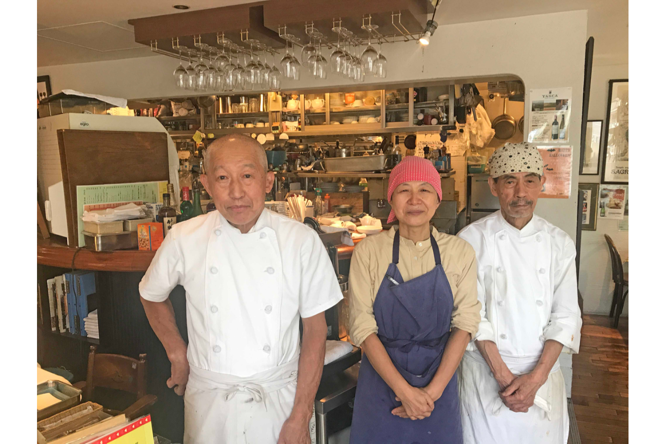 ▲左からシェフの遠藤克己さん、接客の遠藤敦子さん、スーシェフの吉田和博さん。