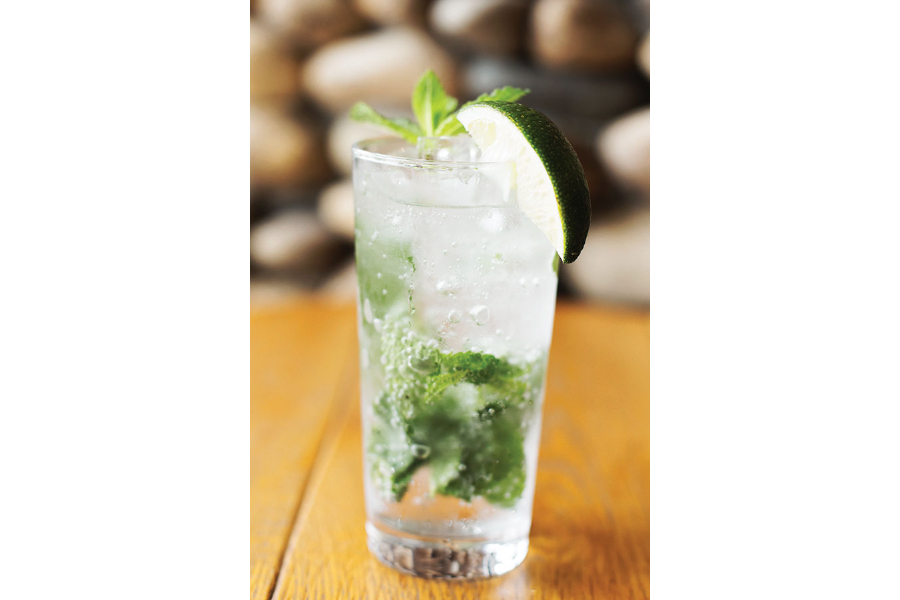 ▲トロピカルな気分になれる「モヒート」(900円)は、爽やかなのどごし。女子にも飲みやすい♪