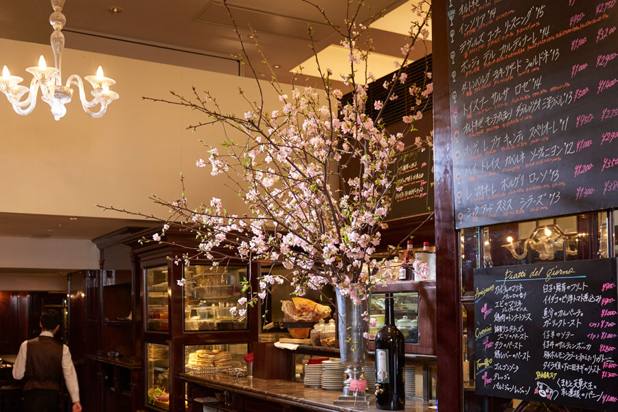 ▲カウンターには桜も!一足早く、店内でプチお花見気分が味わえそう♪