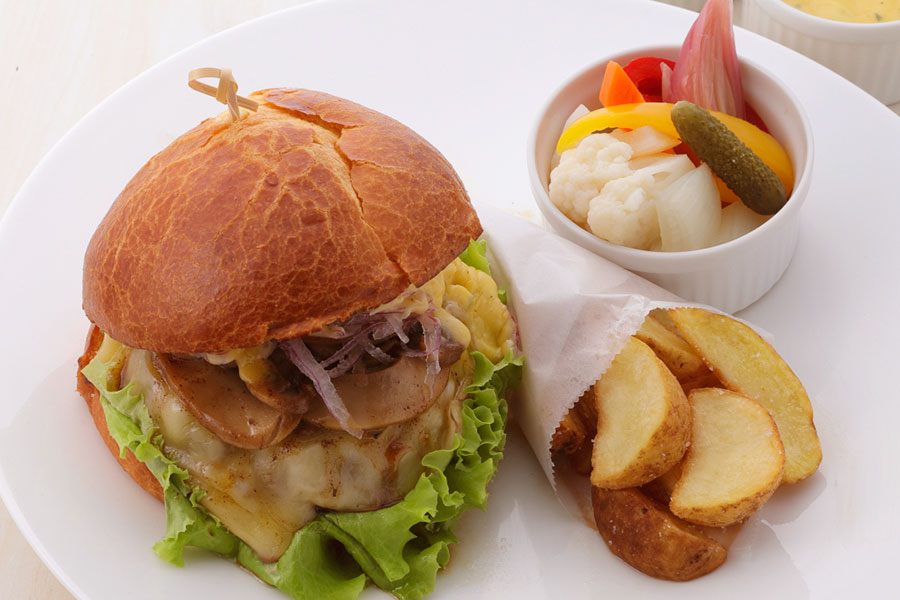 ▲黒毛和牛100%のパテが入った贅沢な「マルクスバーガー」(3,132円)は、肉好きカップルにはたまらない!