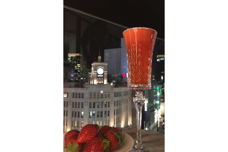 ▲旬のいちごをふんだんに盛り込んだ「とちおとめとエストラゴンのレオナルド」(1,944円)銀座の夜景をバックに飲めば格別♪