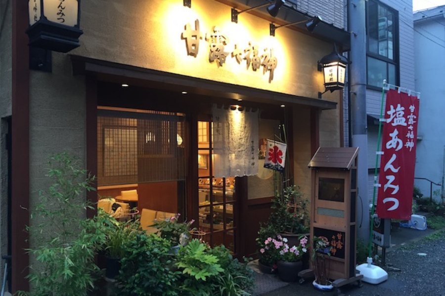 ▲巣鴨の路地裏。ムシムシ暑い夕方、氷旗が夏の訪れを伝える