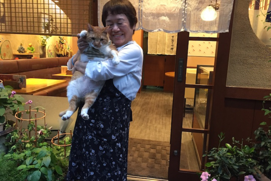 ▲お見送りしてくれました。兄貴分でも、お母さんには甘えん坊
