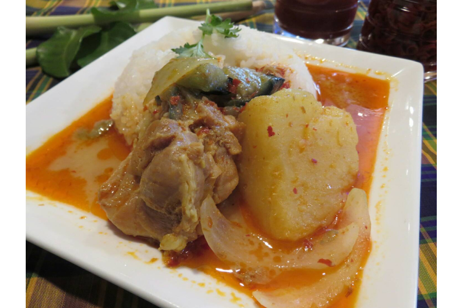 ▲アモックとチキンカレー(一例/各販売ブースにより内容や価格が異なります)