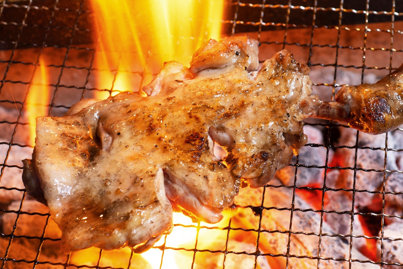 ▲「国産骨付き 鶏ももの炭火焼」(塩胡椒・黒ダレ・赤ダレ各1,078円)