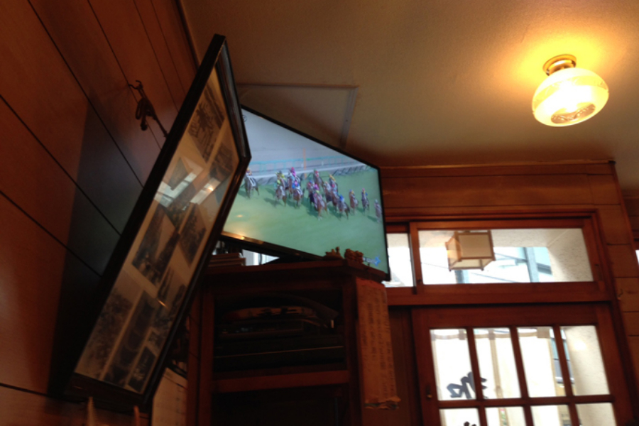 ▲昔ながらのテレビ位置。でもしっかりハイビジョンで大きめの画面は、競馬好きのお客さんのためか。ここではチャンネル争いなど起きそうもない