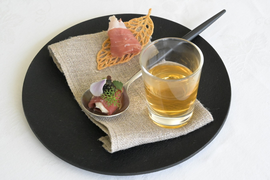 ▲この日のアミューズ(右下から時計回りに、ハーブ野菜のコンソメスープ、クジラのカルパッチョの自家製チーズとキャビアのせ、自家製生ハムにポテトのリーフ)