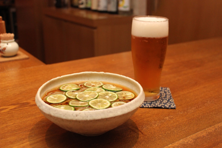 ▲すだちそばは、1杯にすだち2個分のスライスを使用。