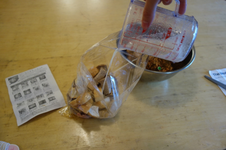 ▲チキンにスパイスをかけ、チキンと一緒に焼くパンにビールを浸す