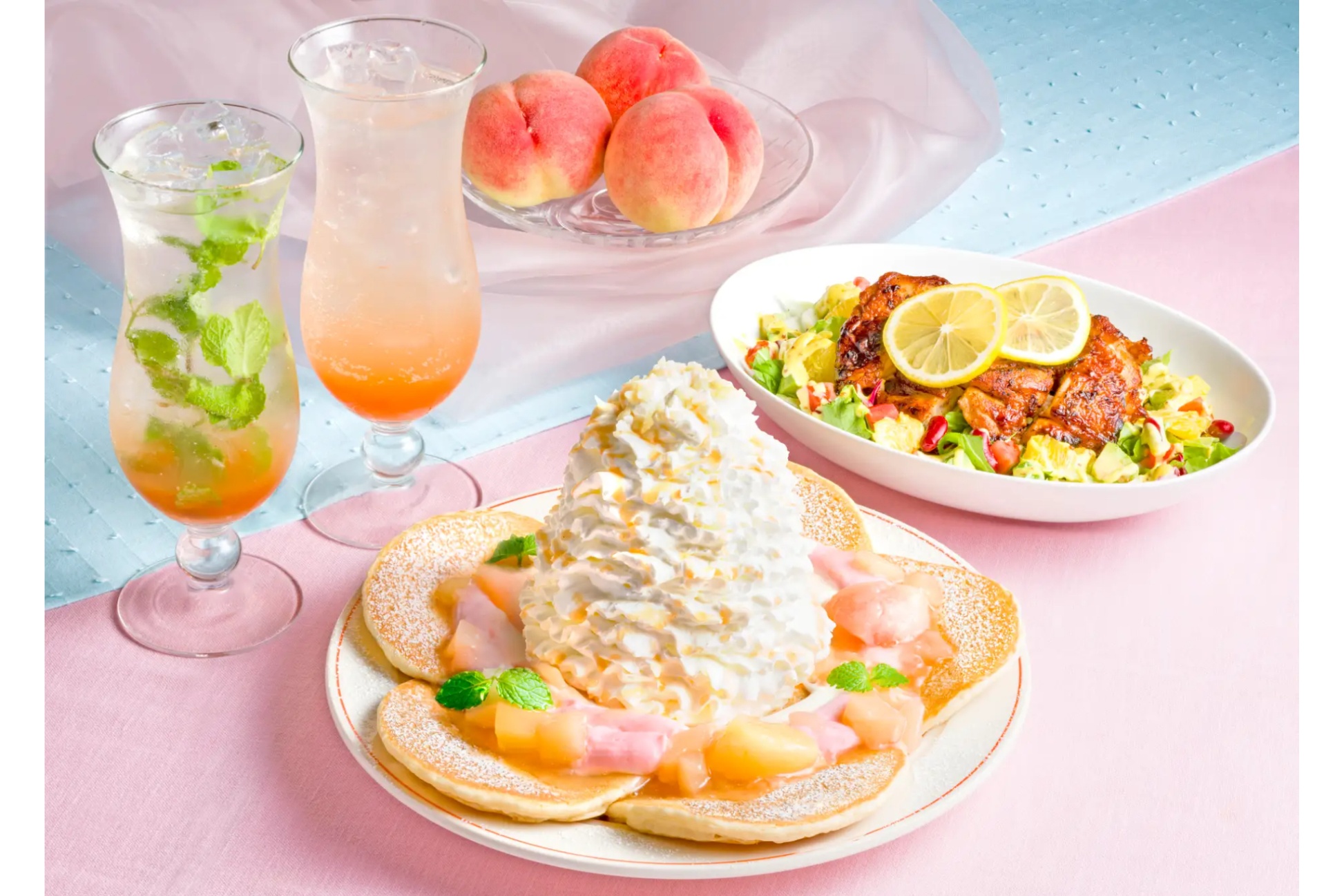 “白桃”がごろっと入ったパンケーキ！「Eggs ’n Things」より登場