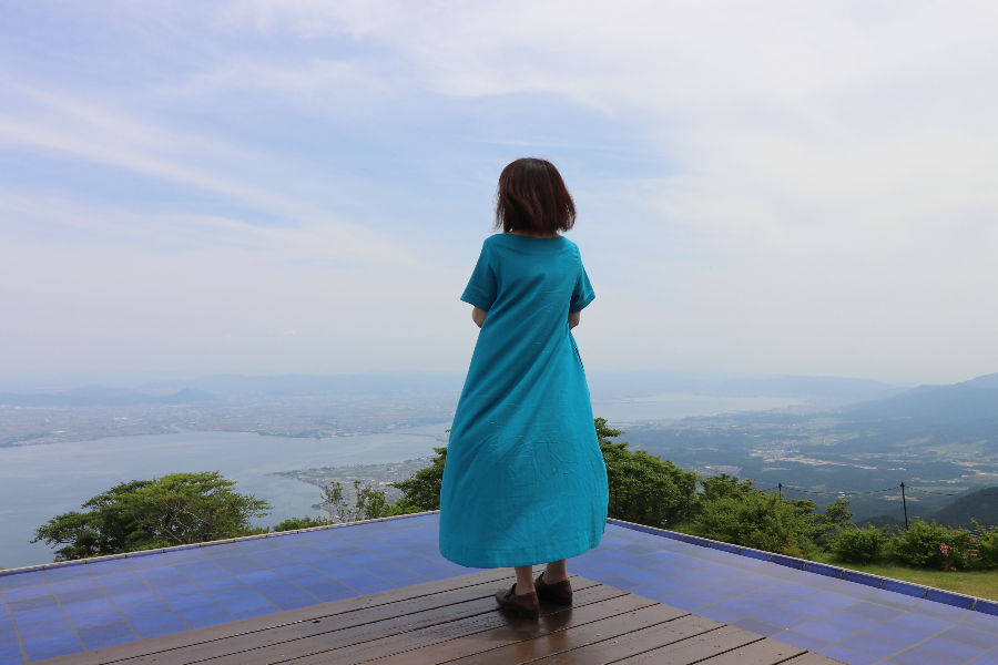 建物に青によせて服装も青系で。