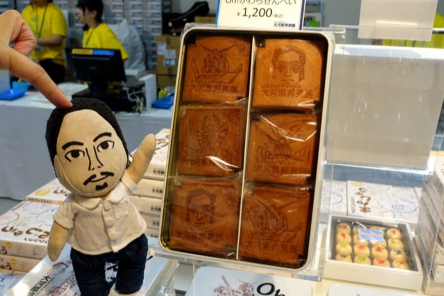▲先生の名前にちなんだ「Oh!かわらせんべい」(1200円)。