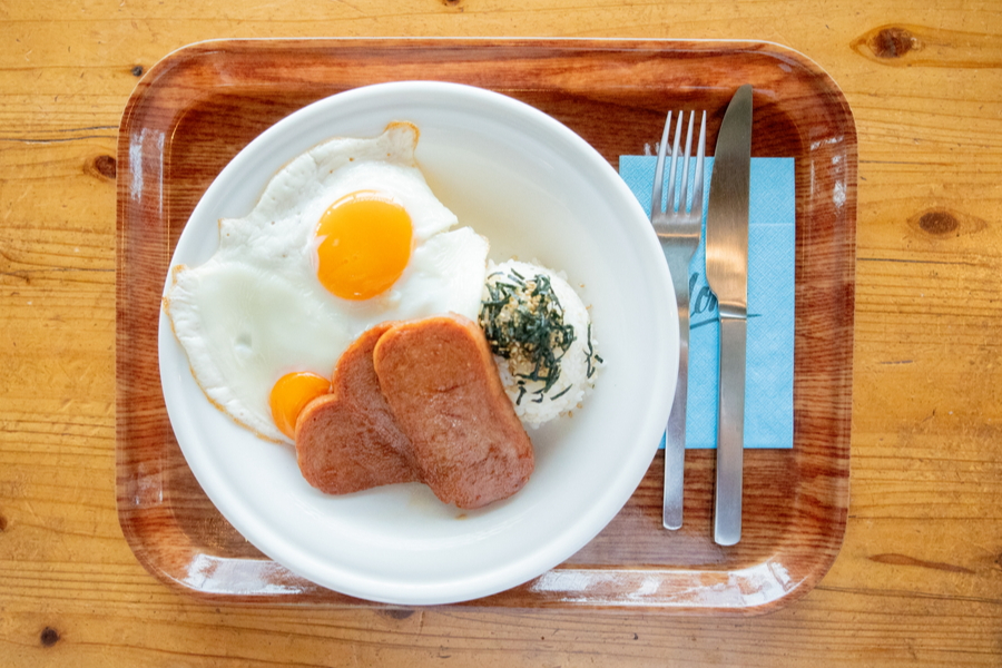 ▲照り焼きスパム、目玉焼きが乗ったハワイの定番ソウルフード「サーファーズ ブレックファースト」(864円・セットドリンク付)