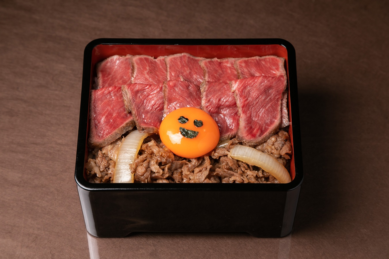▲「神戸牛ステーキ重&すき焼き重 赤身ステーキ(2列)」