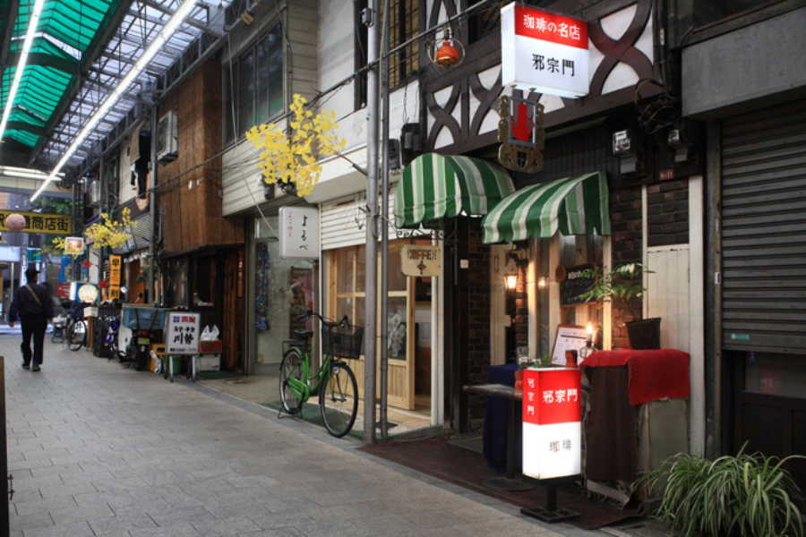 ▲荻窪駅すぐのところ、古い商店街に店はあります。営業時間は15:00~22:00、不定休です!