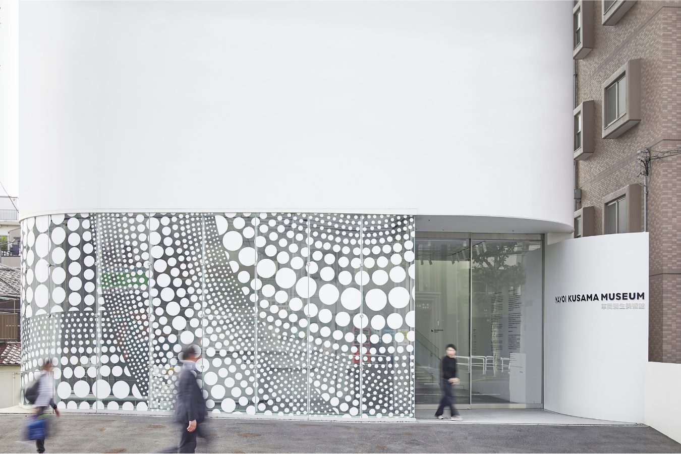 ▲水玉模様が印象的な美術館の外観 Photo by Shintaro Ono (Nippon Design Center, Inc.)