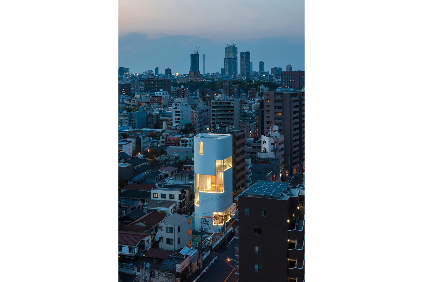 ▲地上5階・地下1階建ての建物は遠くからでもよく目立つ Photo by Kawasumi-Kobayashi Kenji Photograph Office