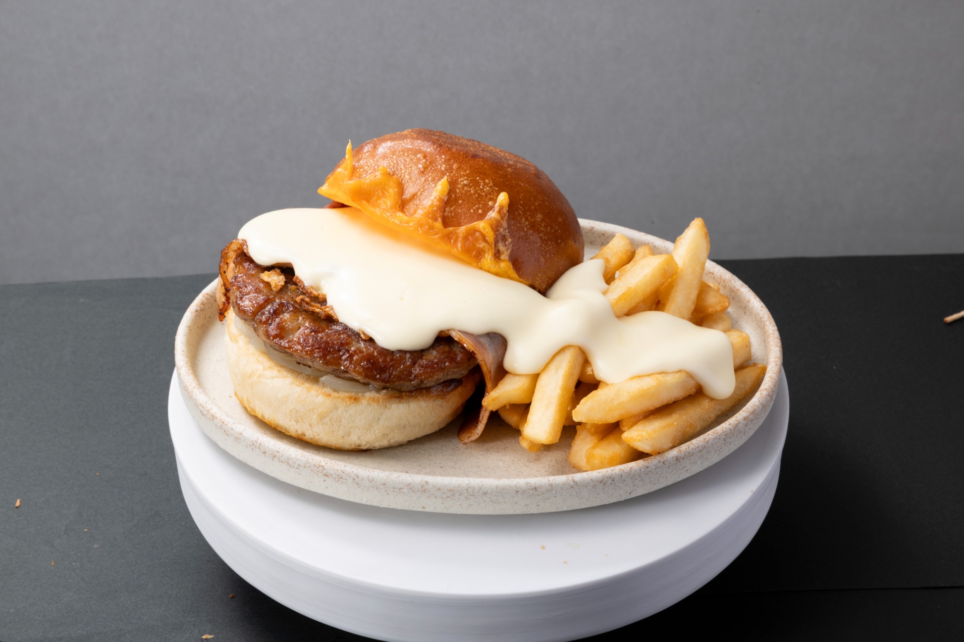 モスバーガーの新業態店「モッシュ バーガー＆バル」銀座にオープン！夜はバルに
