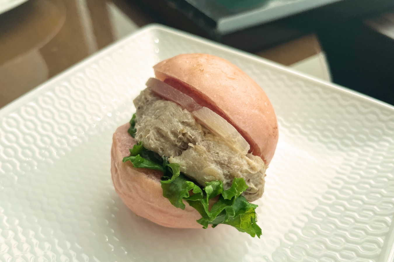 「ポークリエットと桃のスライダー」バーガーもピンク! 小さくてもしっかりとした食べ応えがありましたよ♪