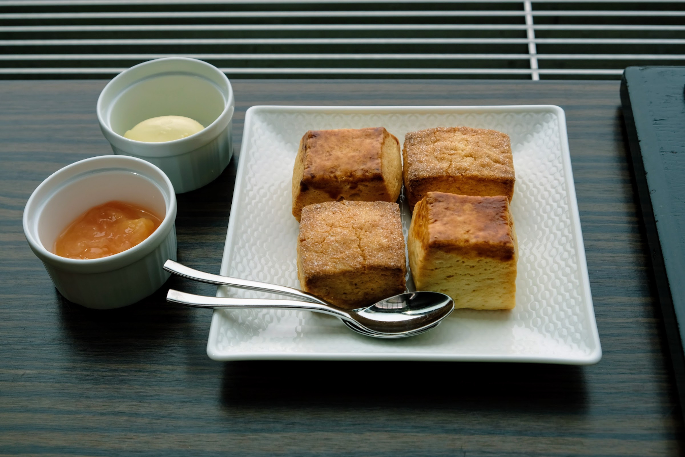 夏らしい味わいのココナッツスコーン。桃ももちろんですがグァバのジャムとの相性が抜群で、絶品の一品でした。