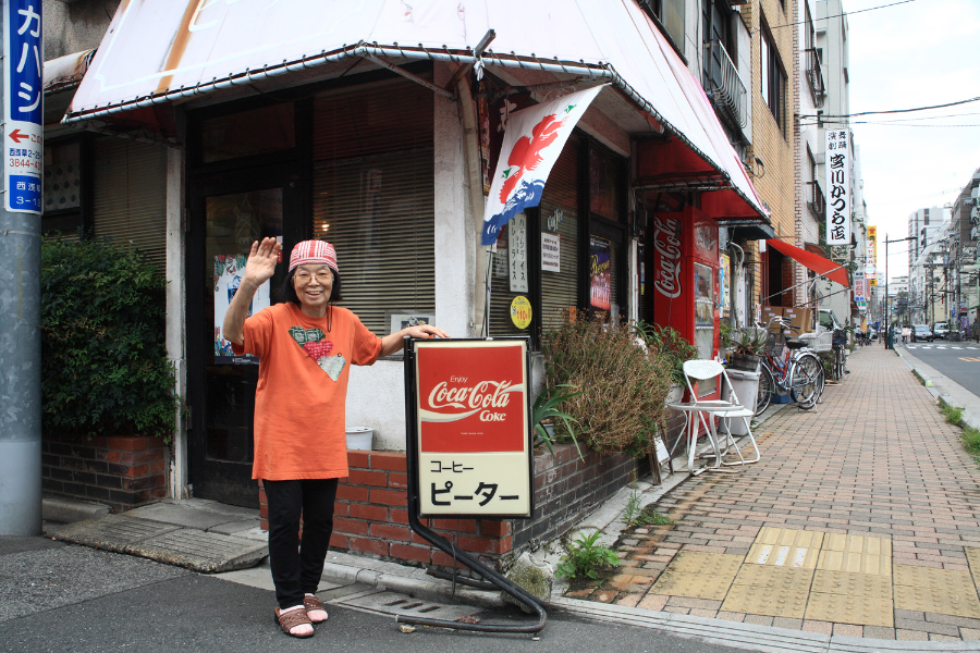 ▲店の表でピーターママを撮影させてもらいました。「またねー」と言ってお別れ