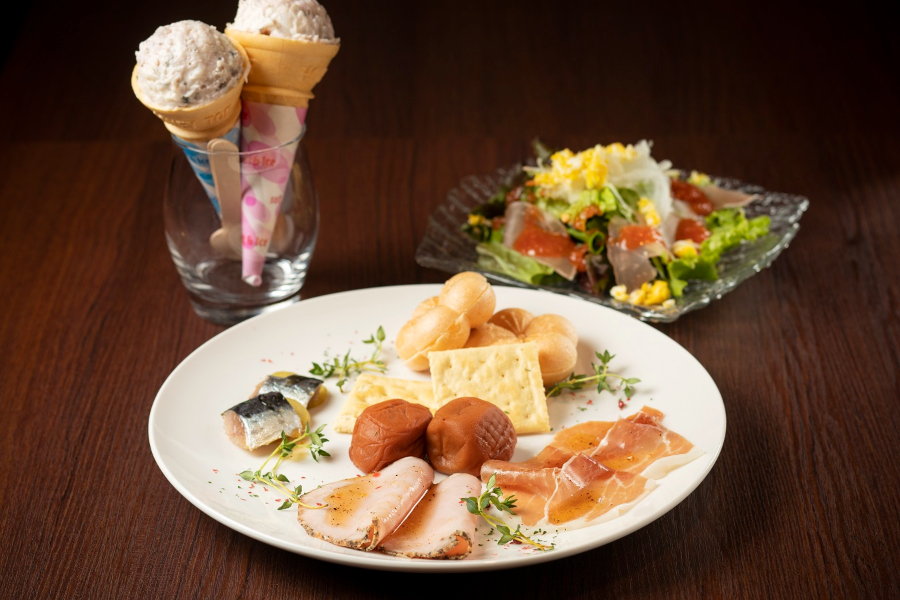 ▲手前から時計回りに「5種の梅づくしプレート」「アイスクリームな梅ポテトサラダ」「新玉ねぎと生ハムのミモザサラダ 梅トマトドレッシング」