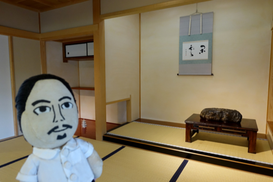 ▲「真」「行」「草」3つの座敷が用意され、企画展に応じて飾りが変わります。真の間《瀬田川石》日本水石協会・島村宣伸氏所蔵