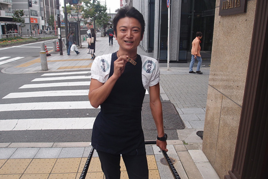 ▲俥を引いて止まって時折こっちを向いて話しかけてくる