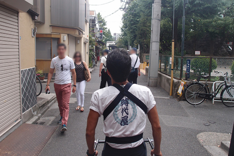 ▲通行人の皆さんの涼しい顔