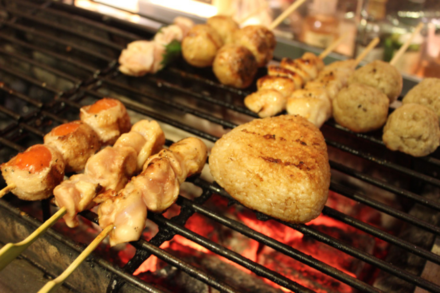 ▲焼き鳥屋さんの炭火の香りに、つい引き寄せられる夜は少なくない
