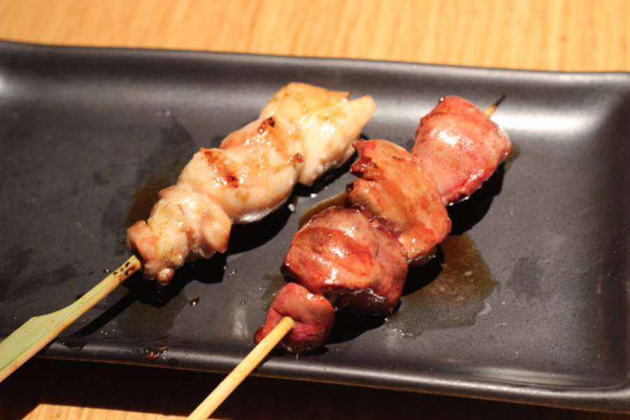 ▲ジューシーな肉の旨みをストレートに感じられる「もも肉」(230円)は、お替わり必至!臭味ゼロの「レバー」は常連客に大人気(210円)。串はいずれも1本の食べごたえもしっかり
