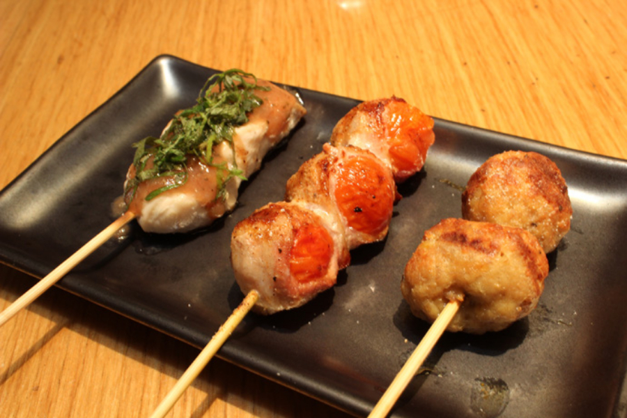 ▲「ささみ」(240円)は、写真の梅しそのほか、わさび、明太子の3種類。ふわふわ食感の「せせり肉のやわらかつくね」(240円)は、塩とたれ、どちらも味わいたい。「トマト肉巻き(特製スパイス)」(240円)は、弾ける大粒トマトのジューシー感がヤミツキに!