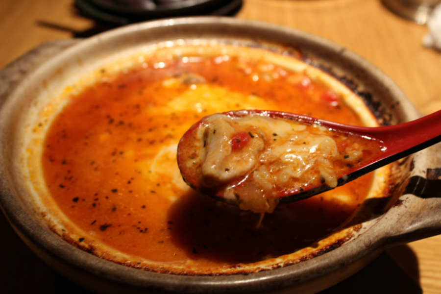 ▲「鶏もも肉とキノコの土鍋風トマト煮」(830円、リゾット増しは+200円)。鶏とトマトの旨みが凝縮された濃厚な味わい