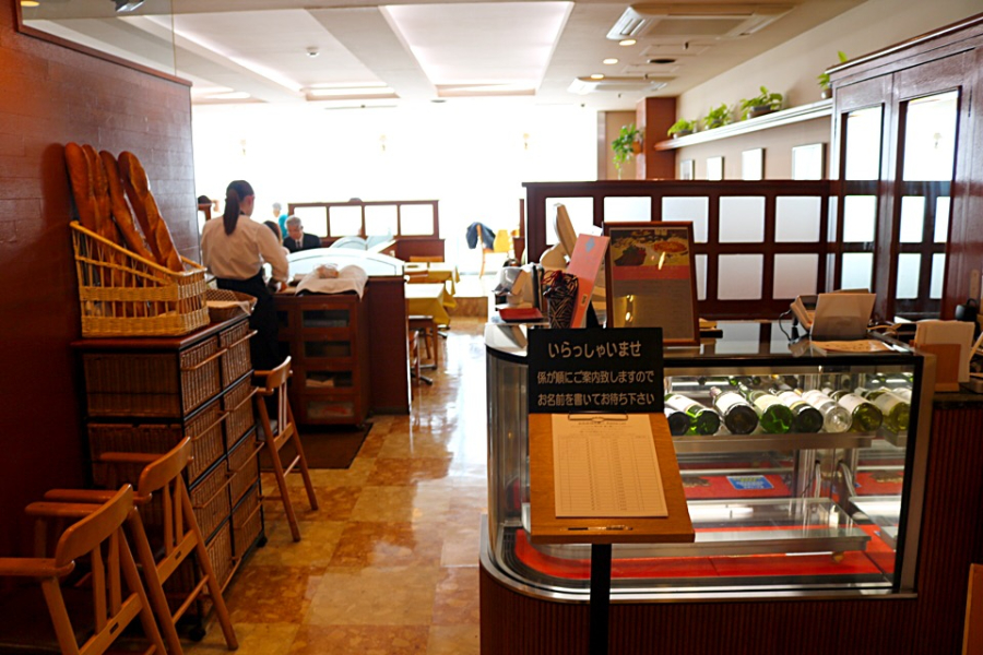 店内は女性客も多く、一人でも気軽に入店できる3階の洋食グリル。