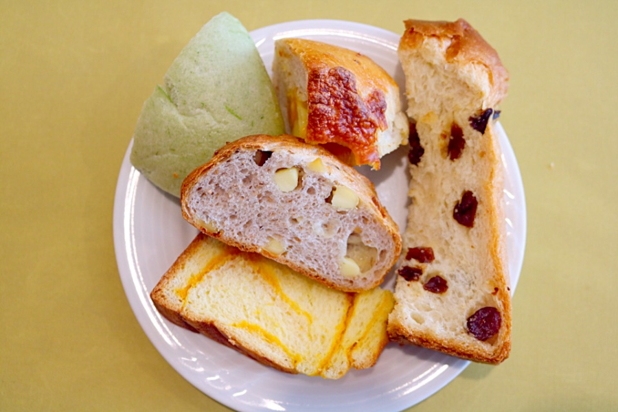 彩りも豊かでなパンがたくさん!せっかくの食べ放題。食べ比べするのも楽しいですよ。